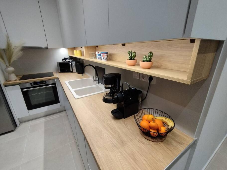 Floral Home 1 - Ground Floor Apt With Courtyard And Private Parking! 雅典 外观 照片