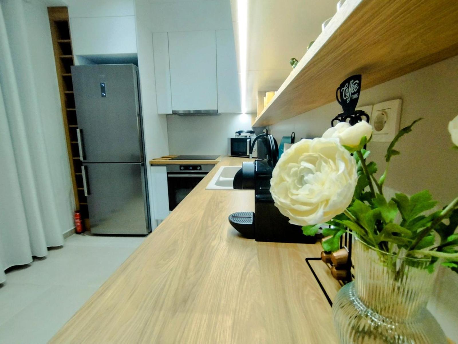 Floral Home 1 - Ground Floor Apt With Courtyard And Private Parking! 雅典 外观 照片